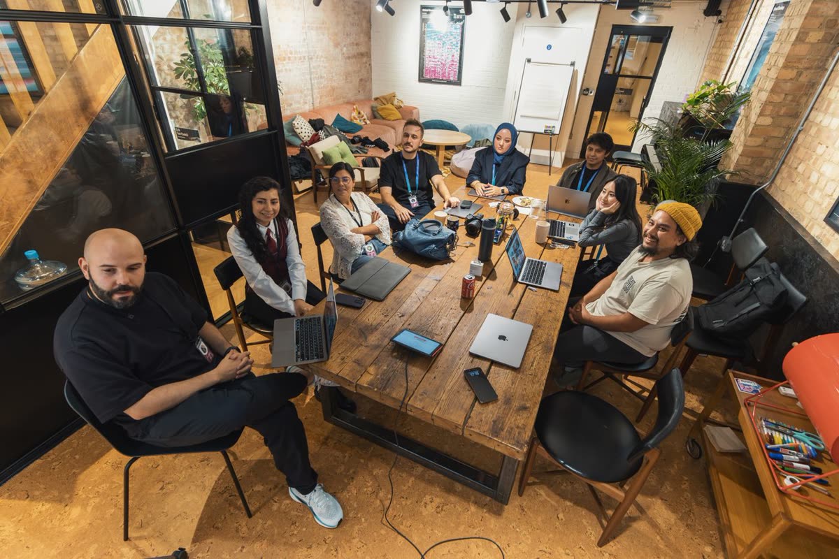 Equipo colaborando en una oficina — foto de stock temporal